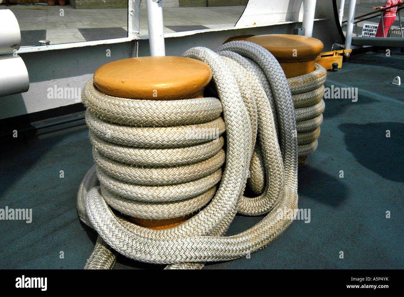 Rotolo di corda legata intorno a navi moaring cabestani Foto stock - Alamy