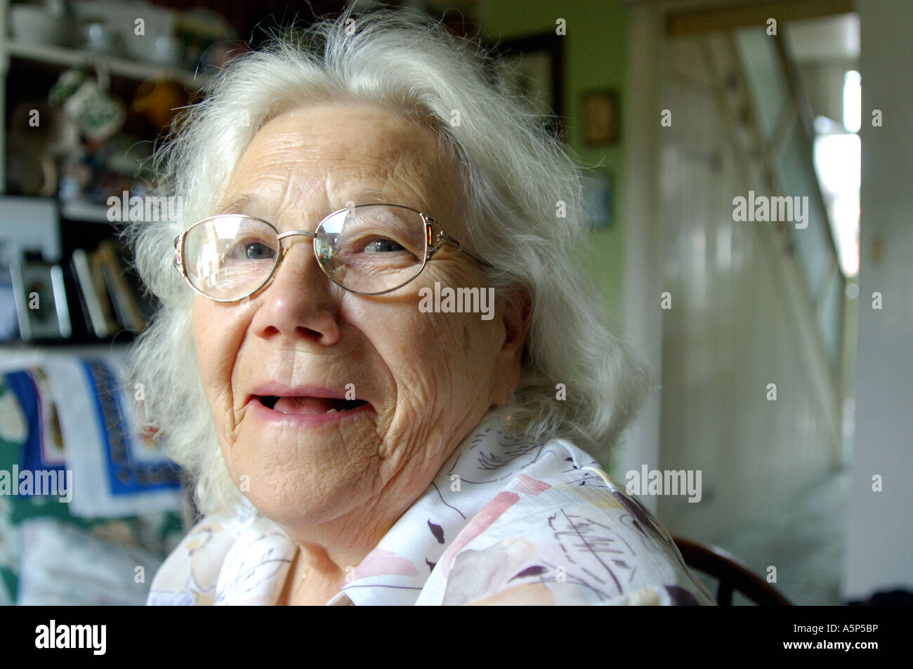 Ritratto di un felice sorridente pensionato britannico nella sua casa di Londra REGNO UNITO Foto Stock