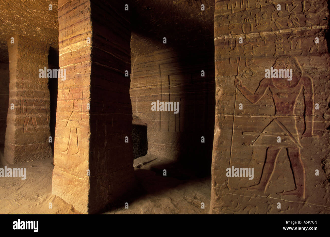 Quattro pillared camera nella tomba di Harkhuf, le tombe dei nobili, Aswan, Egitto Foto Stock