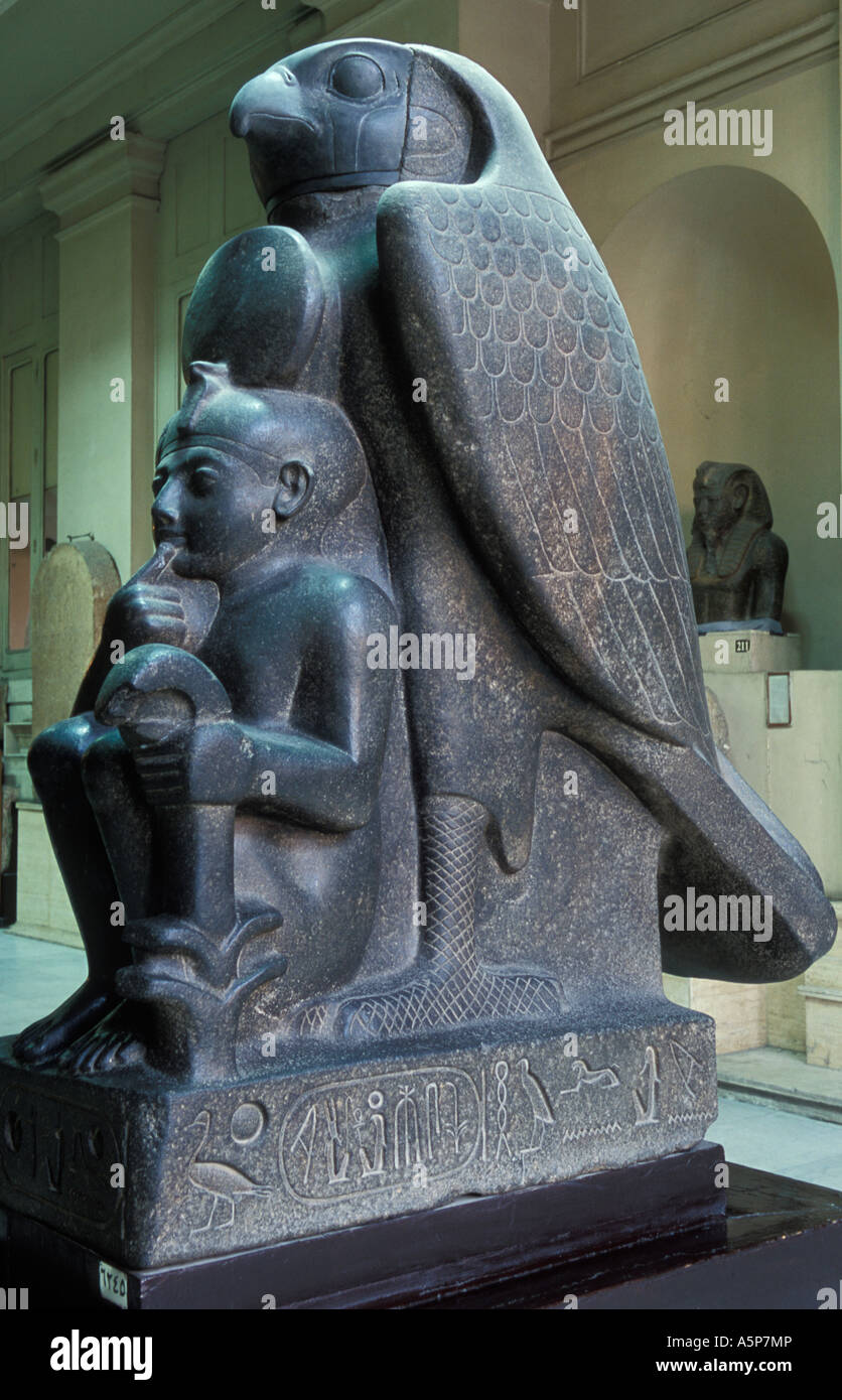 Statua del giovane Ramses II e il dio Horus da Tanis, Museo Egizio del Cairo, Egitto Foto Stock