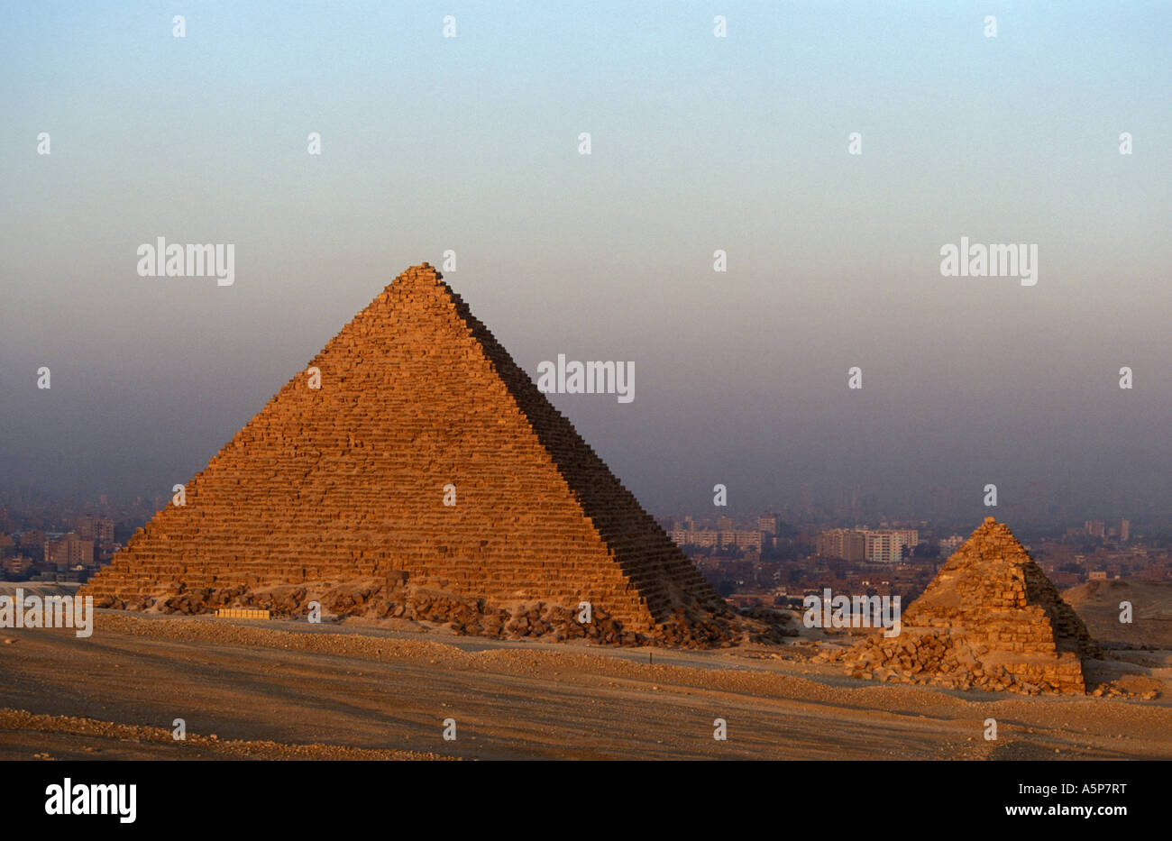 Piramide di Menkaura con la città sullo sfondo, le Piramidi di Giza, il Cairo, Egitto Foto Stock