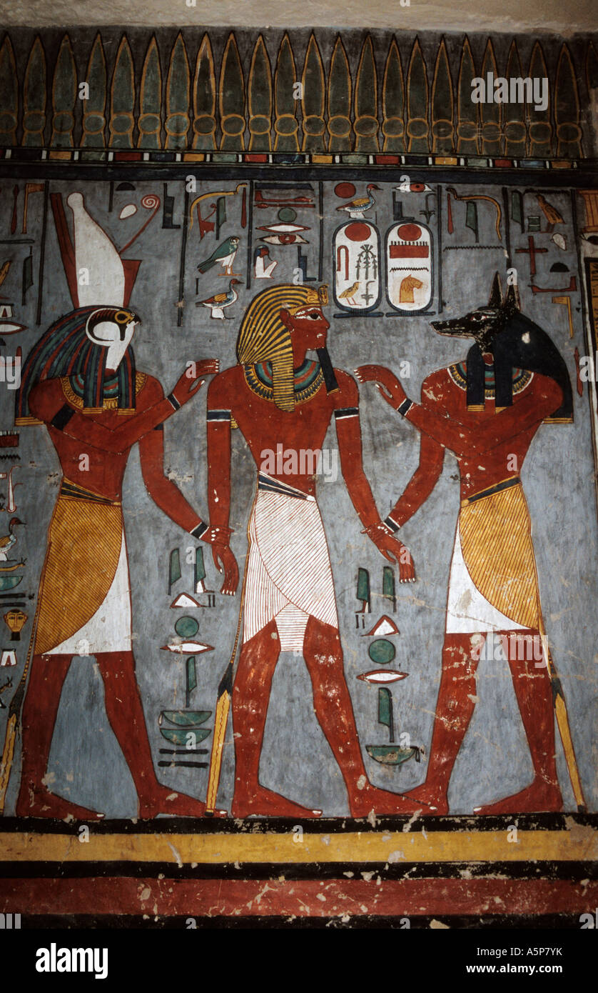 La pittura di Ramses I e dio Horus in camera di sepoltura nella tomba di Ramses I, Valle dei Re, Luxor, Egitto Foto Stock