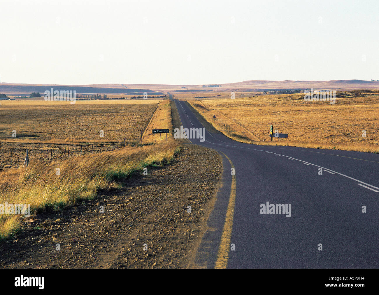 Strada principale da Johannesburg a Durban che attraversa l'alta veldt vicino operaio Sud Africa Foto Stock