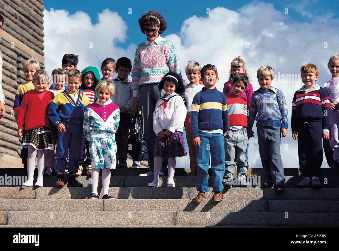 Parte di soggetti di razza caucasica i bambini della scuola elementare al Monumento Voortrekker vicino a Pretoria Sudafrica Foto Stock