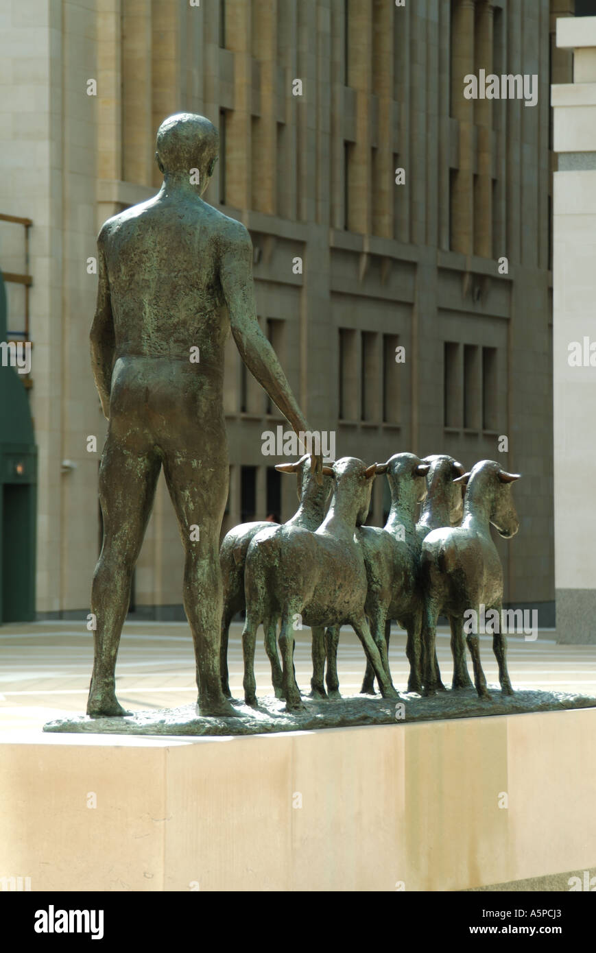 Scultura di pecore e autista di Dame Elisabeth Frink nella riqualificata Paternoster Square Londra Inghilterra Regno Unito Foto Stock