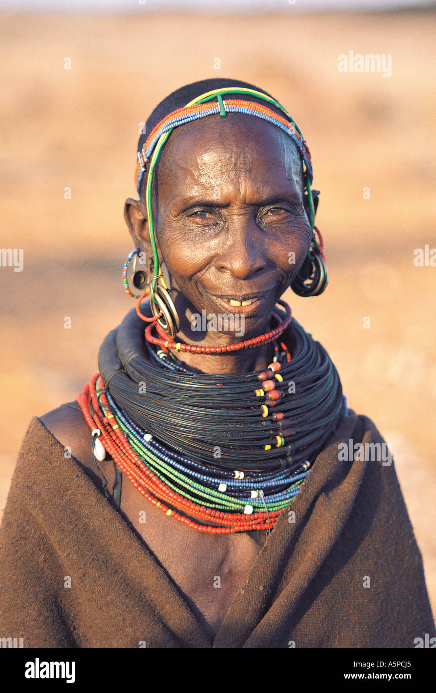 Nonna Rendille indossando il tradizionale collana realizzata da fasci di giraffe tail hair Korr Kenya Settentrionale Africa orientale Foto Stock