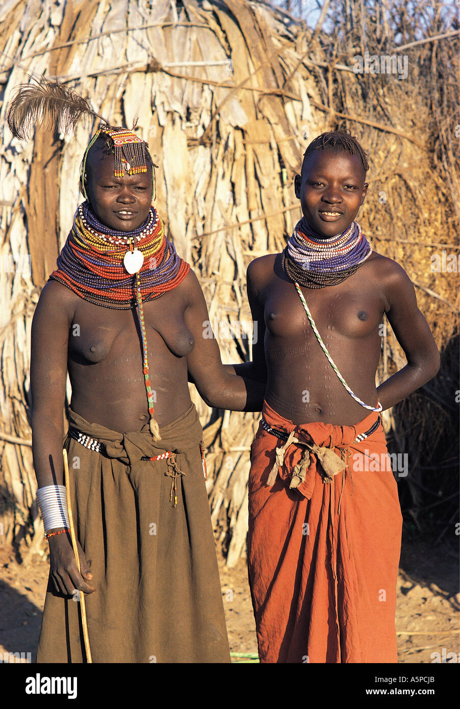 Due giovani donne Turkana pongono nel loro villaggio, Lokori Kenya Settentrionale Africa orientale Foto Stock