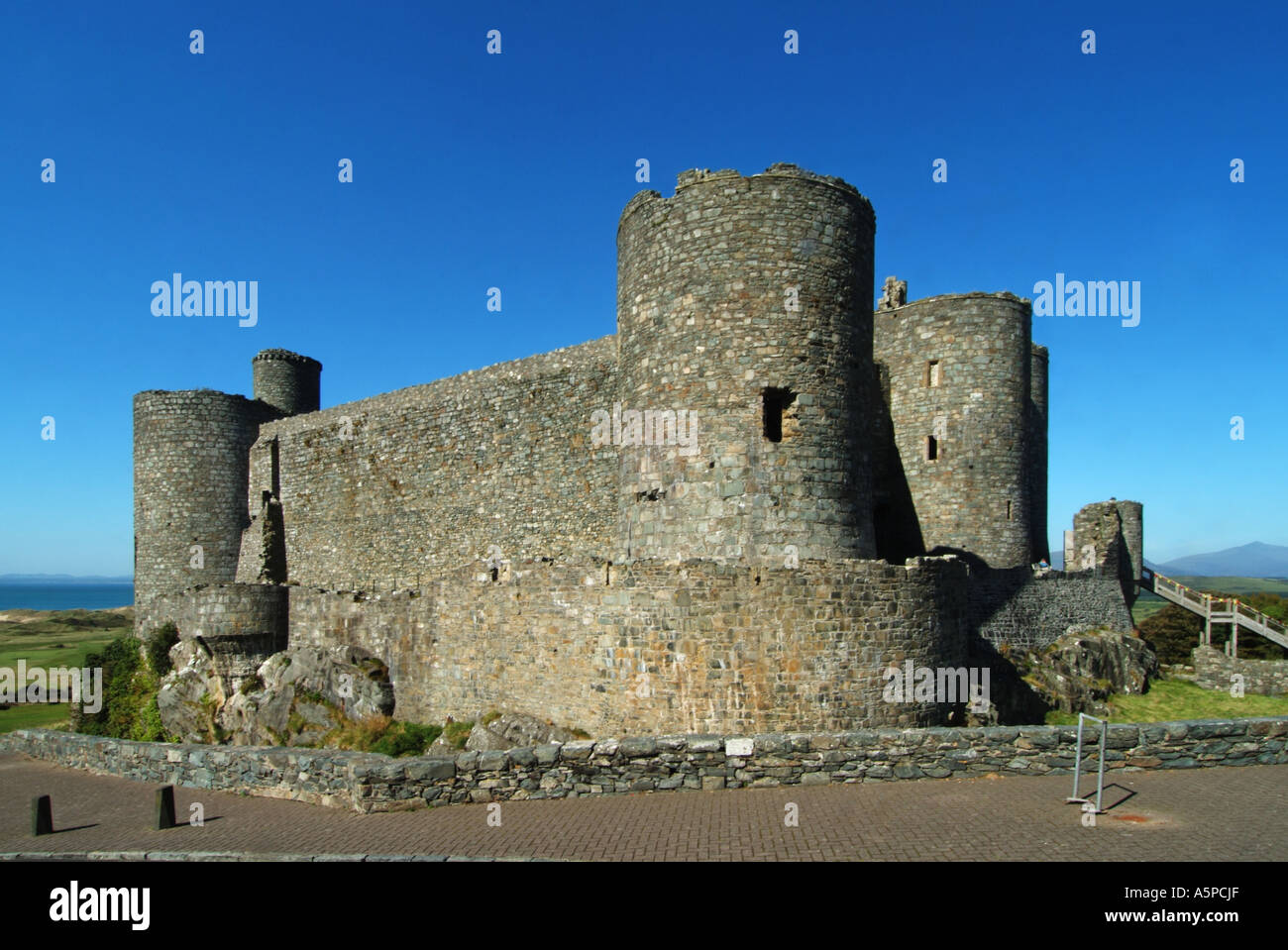 Sito patrimonio dell'umanità dell'UNESCO, edificio patrimonio dell'umanità di grado i, castello di Harlech, fortificazione medievale, rovine di arenaria costruite nel XIII secolo sulle rocce vicino al Mare d'Irlanda Foto Stock