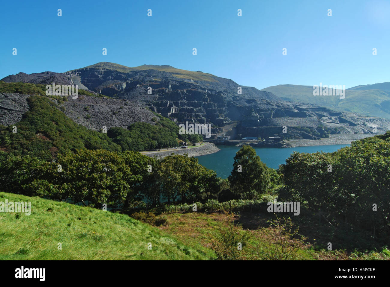 Llanberis vista di Llyn Peris e la vecchia cava di ardesia lavorazioni che ospita anche un idro elettrica complesso di generazione di Gwynedd Snowdonia North Wales UK Foto Stock