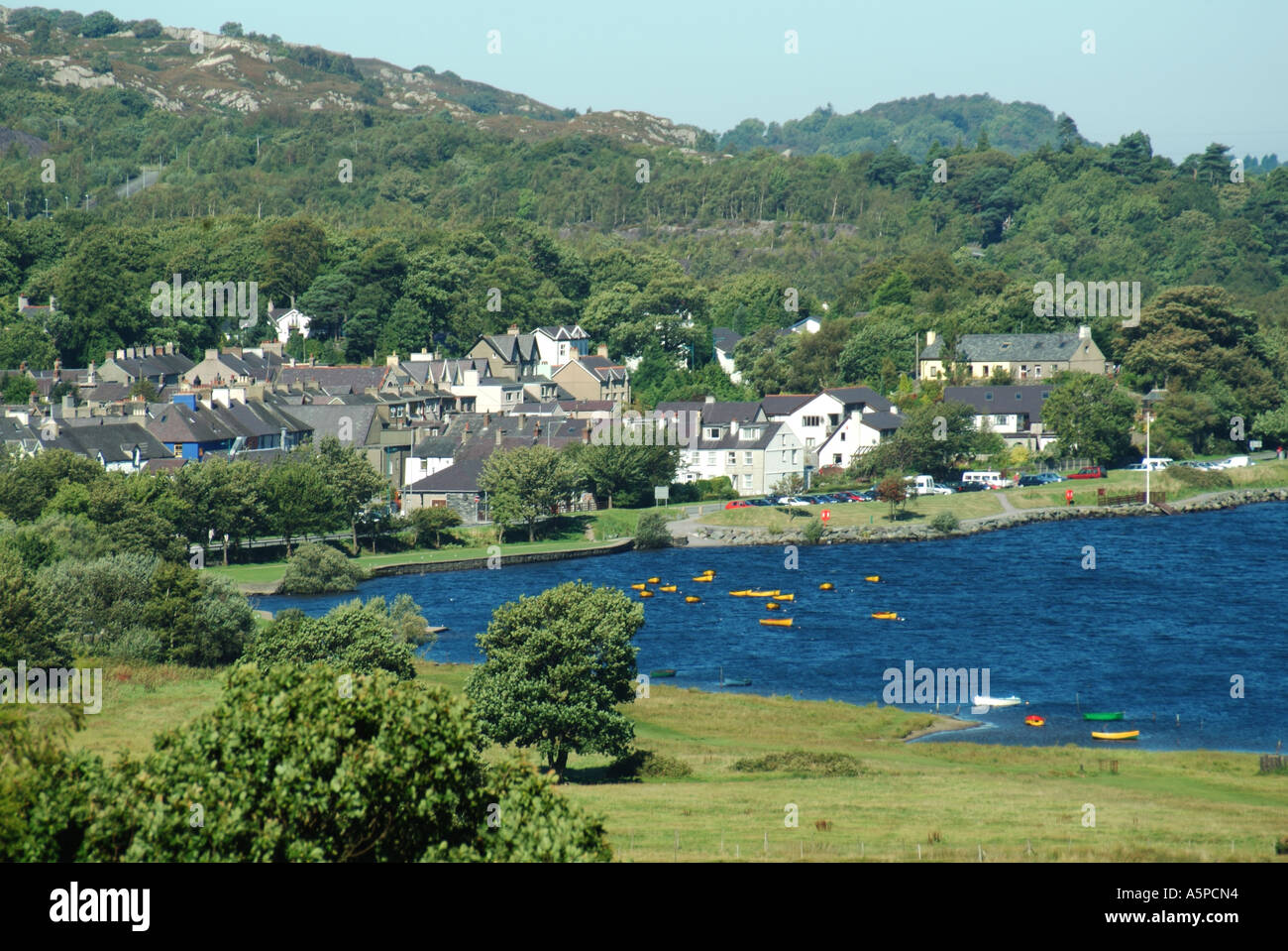 Llyn Padarn una morena glacially dammed formata sul lago con alcuni Llanberis alloggiamento in campagna nel Parco Nazionale di Snowdonia Gwynedd North Wales UK Foto Stock
