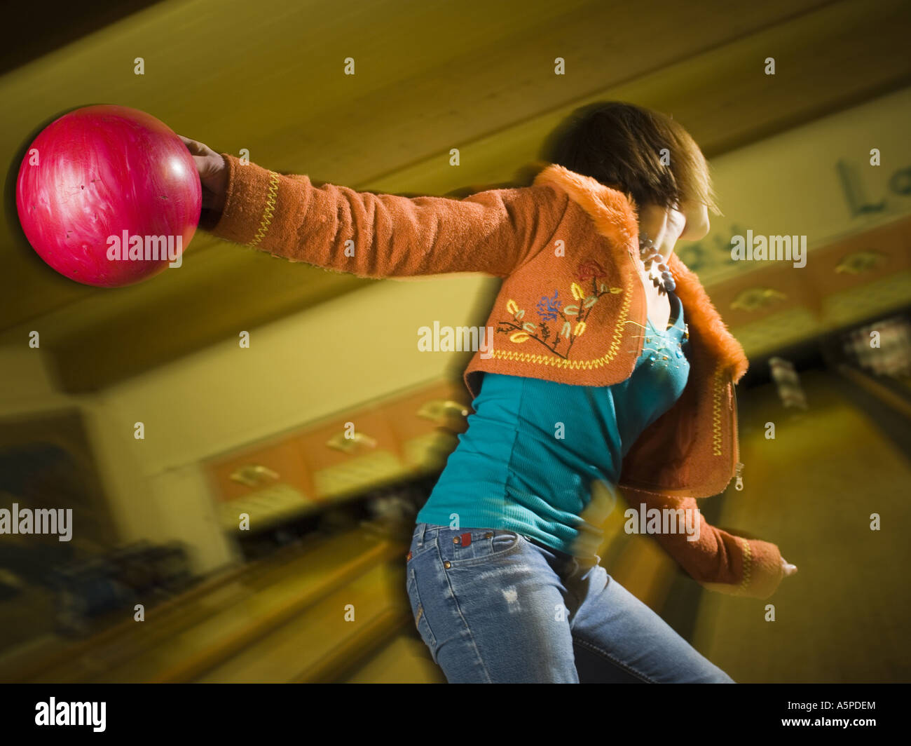 Close-up di una giovane donna in possesso di una palla da bowling Foto Stock