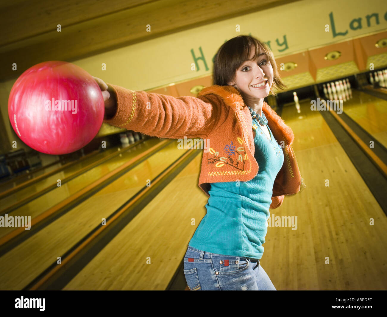 Close-up di una giovane donna in possesso di una palla da bowling Foto Stock