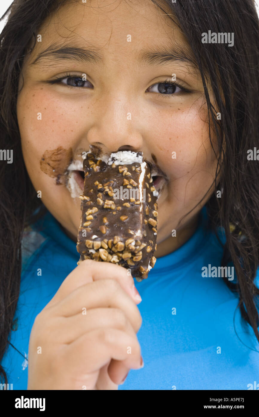 Il sovrappeso giovane ragazza a mangiare il gelato bar Foto Stock