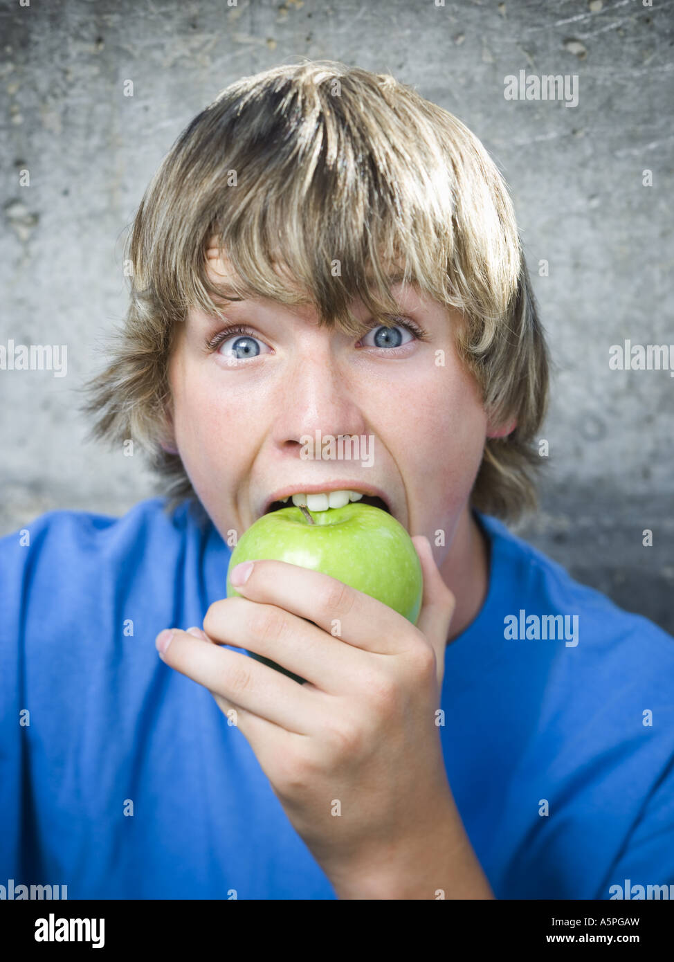 Ritratto di un ragazzo adolescente di mangiare un Apple Foto Stock