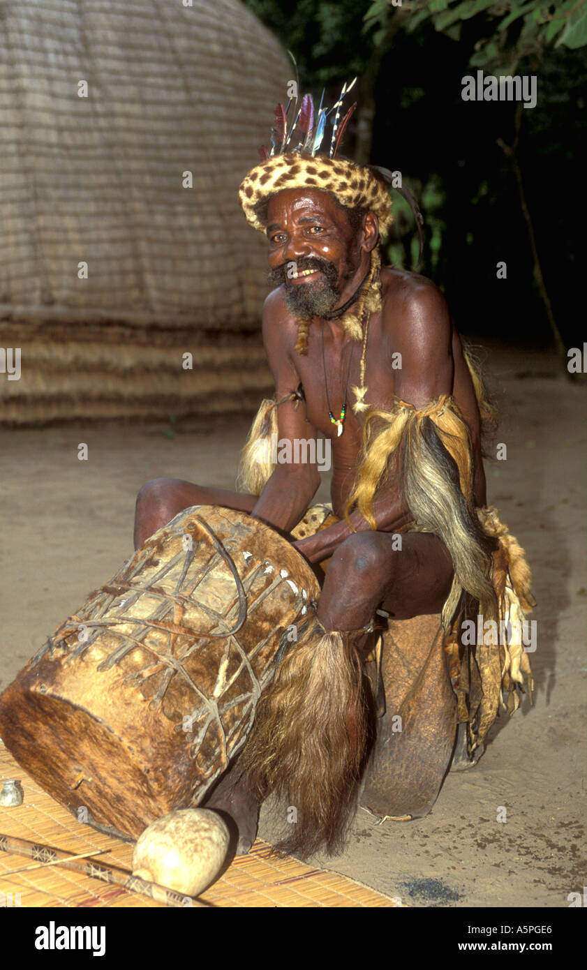Zulu tradizionale uomo con un tamburo Kraal Damazulu Kwa Zulu Natal Sud Africa Foto Stock
