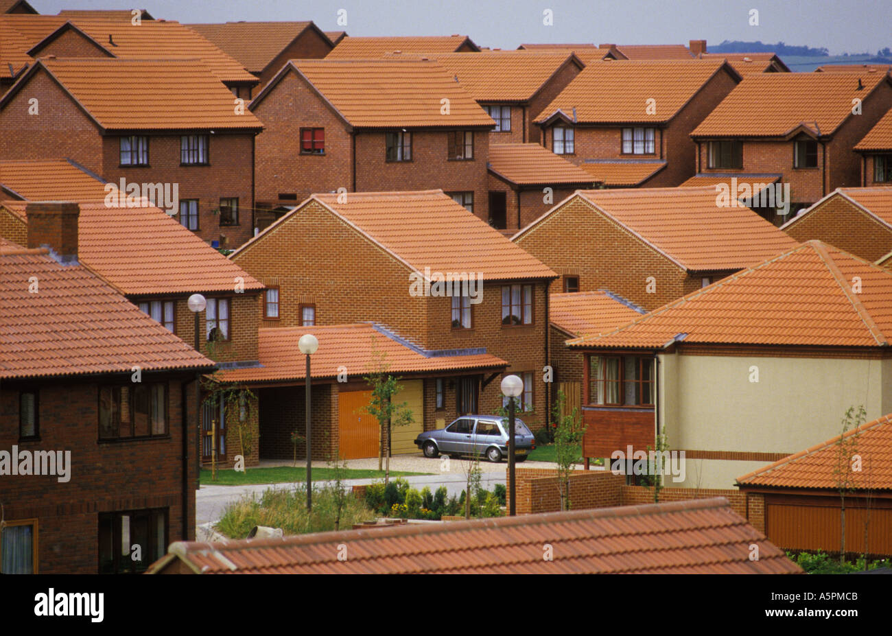 2000s UK Milton Keynes 1 auto in Drive Drive Drive Drive Drive Drive Road Road. Case per famiglie con tre camere da letto di nuova costruzione, Buckinghamshire. 2006 HOMER SYKES Foto Stock