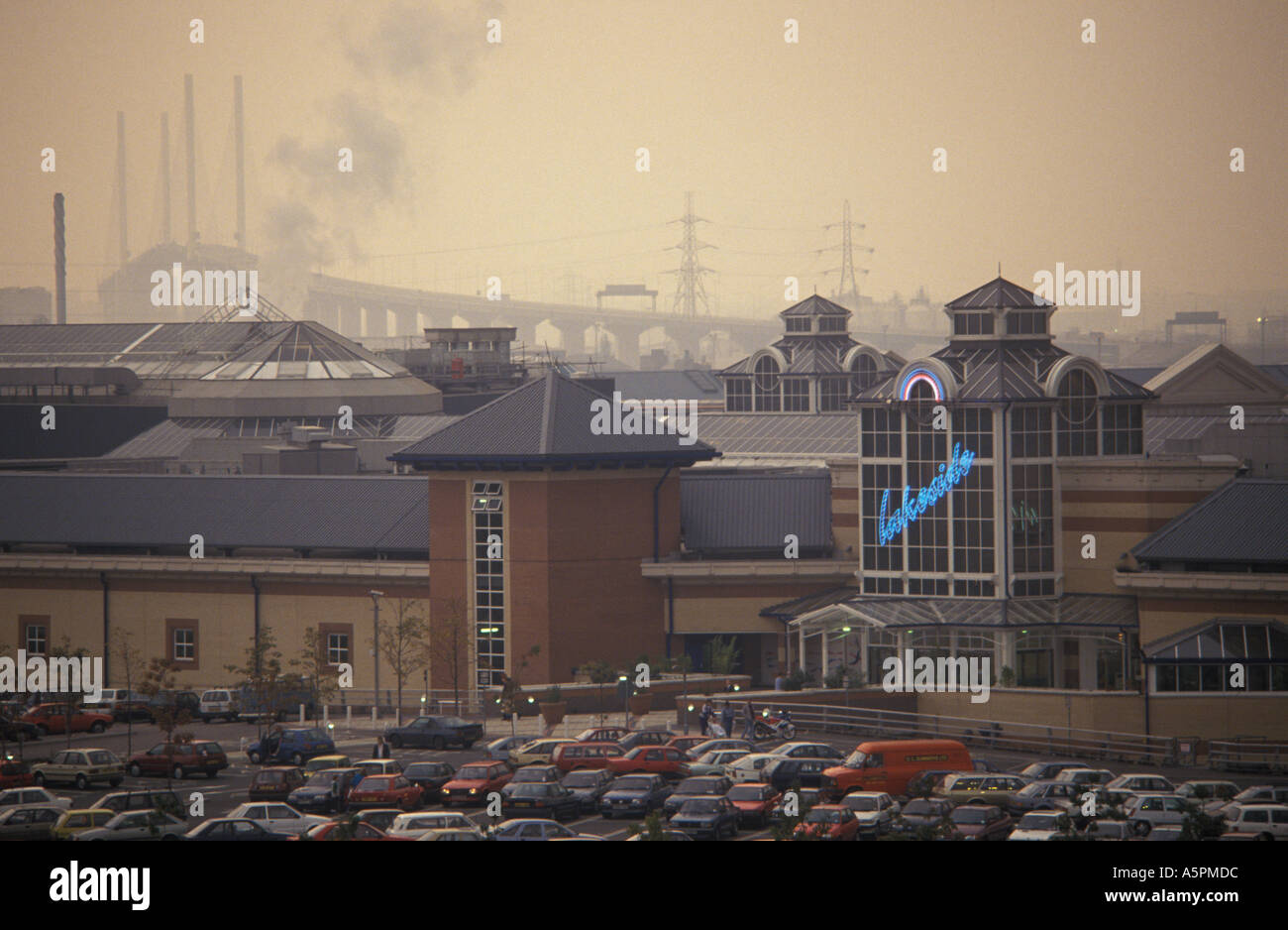 Centro commerciale Lakeside Lake Side Thurrock Essex River 1990s Tamigi e Dartford Bridge in lontananza parcheggio completo 1991 UK HOMER SYKES Foto Stock