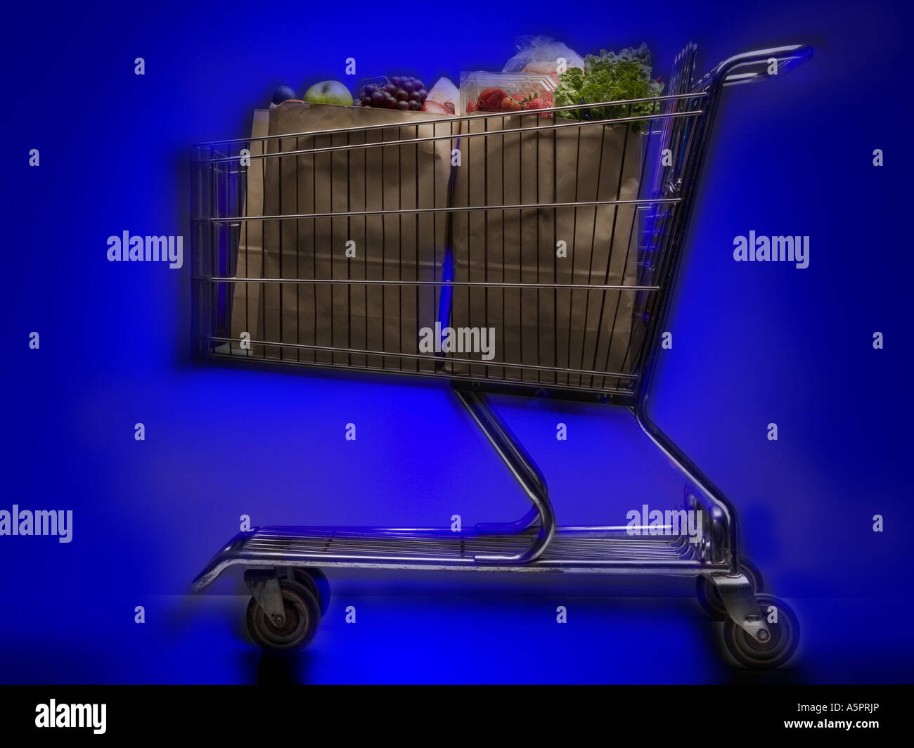 Close-up di un carrello di shopping con negozi di generi alimentari Foto Stock