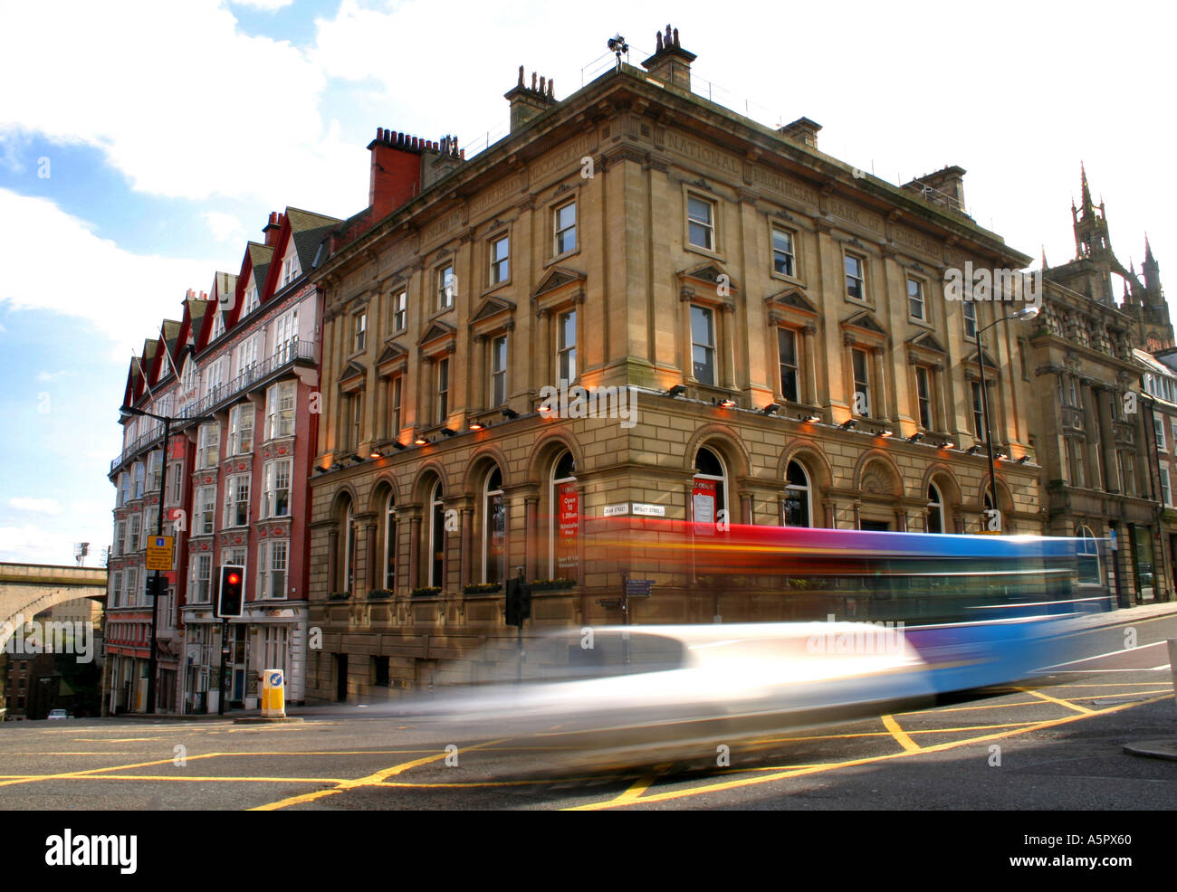 Punto di vista che mostra l'angolo di Dean Street e Mosley Street presi da Grey Street a Newcastle upon Tyne nel nord-est Foto Stock