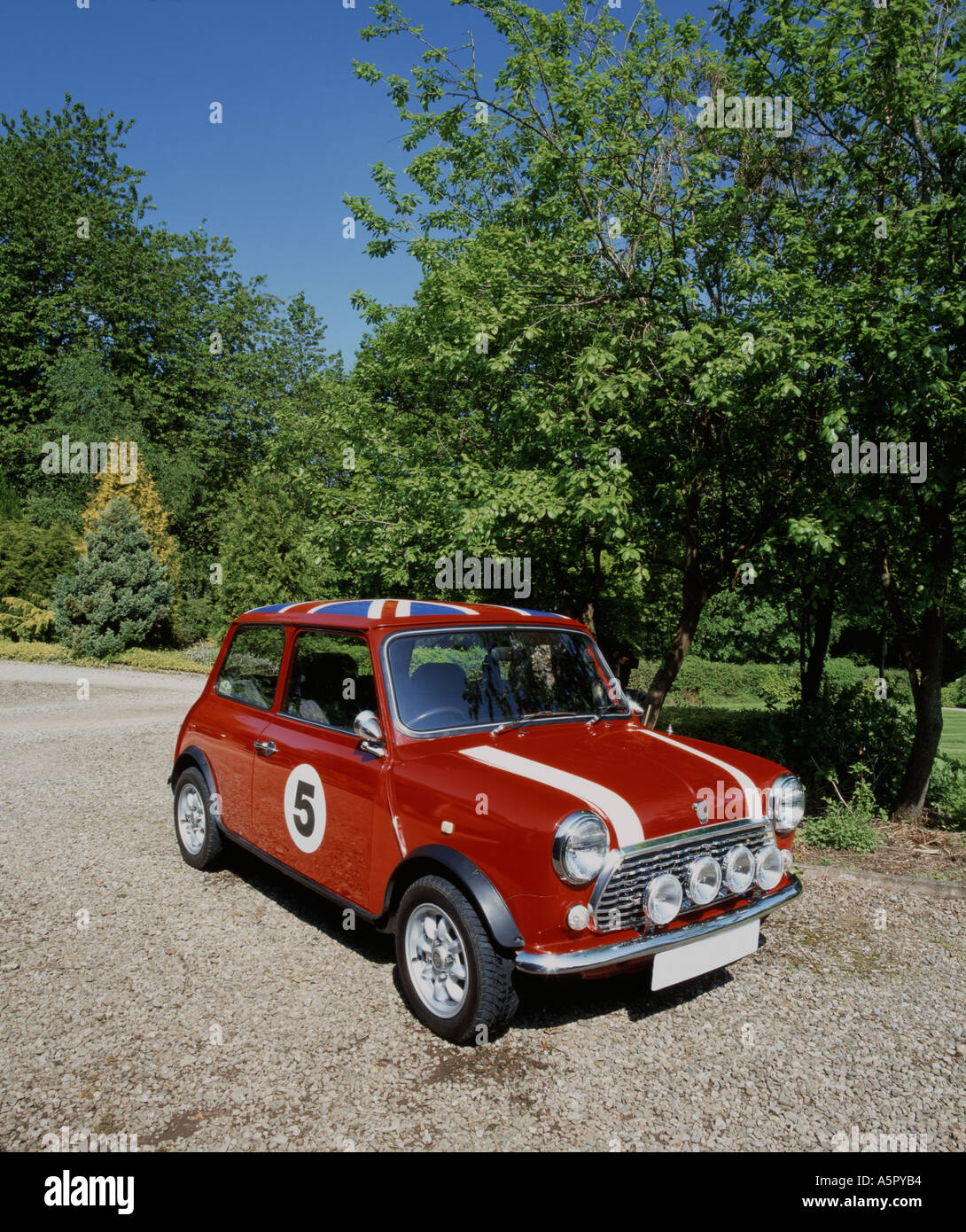 Red Austin Mini da diciannove anni settanta con faretti strisce del cofano e una bandiera dell'union jack dipinta sul tetto Foto Stock