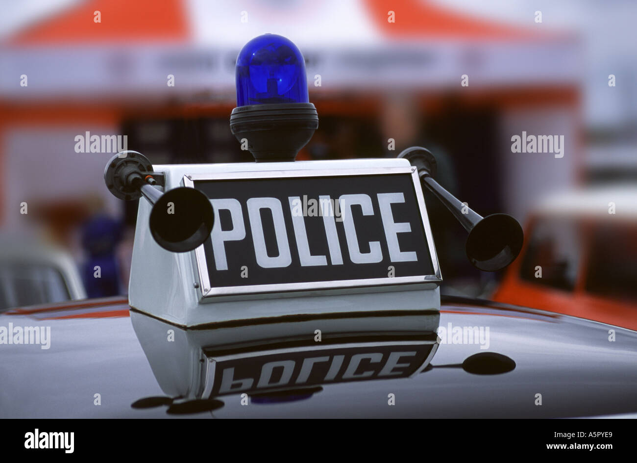 Vintage segno della polizia e le sirene sul tetto di un diciannove anni cinquanta Austin Mini auto Foto Stock