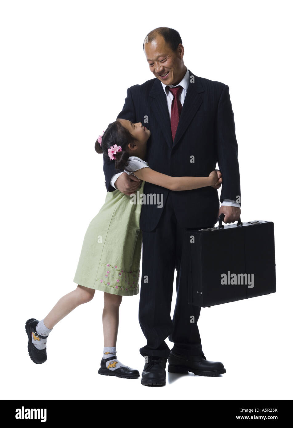 Padre e figlia guardando ogni altra sorridente Foto Stock