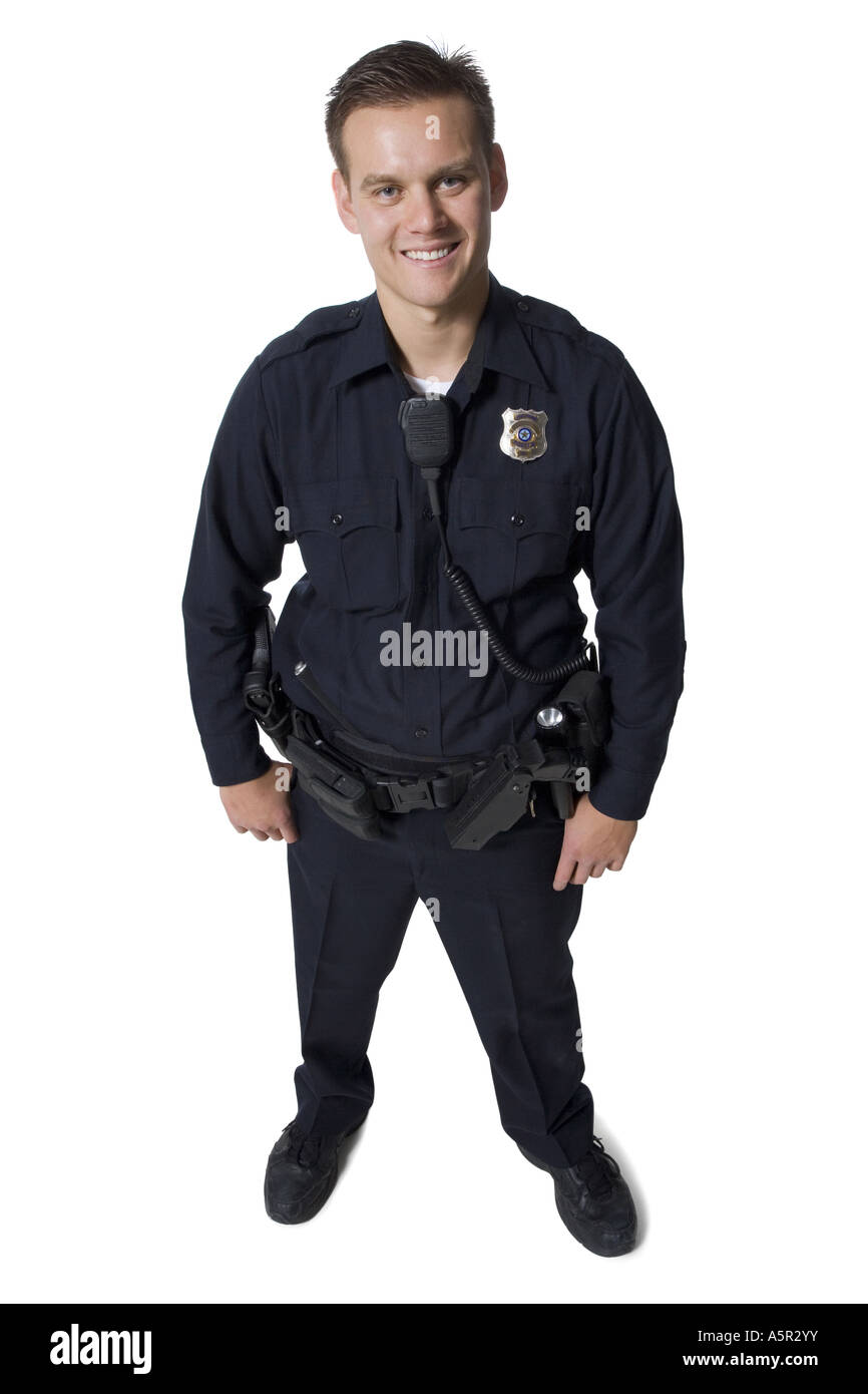 Maschio di funzionario di polizia in piedi con le braccia incrociate sorridente Foto Stock