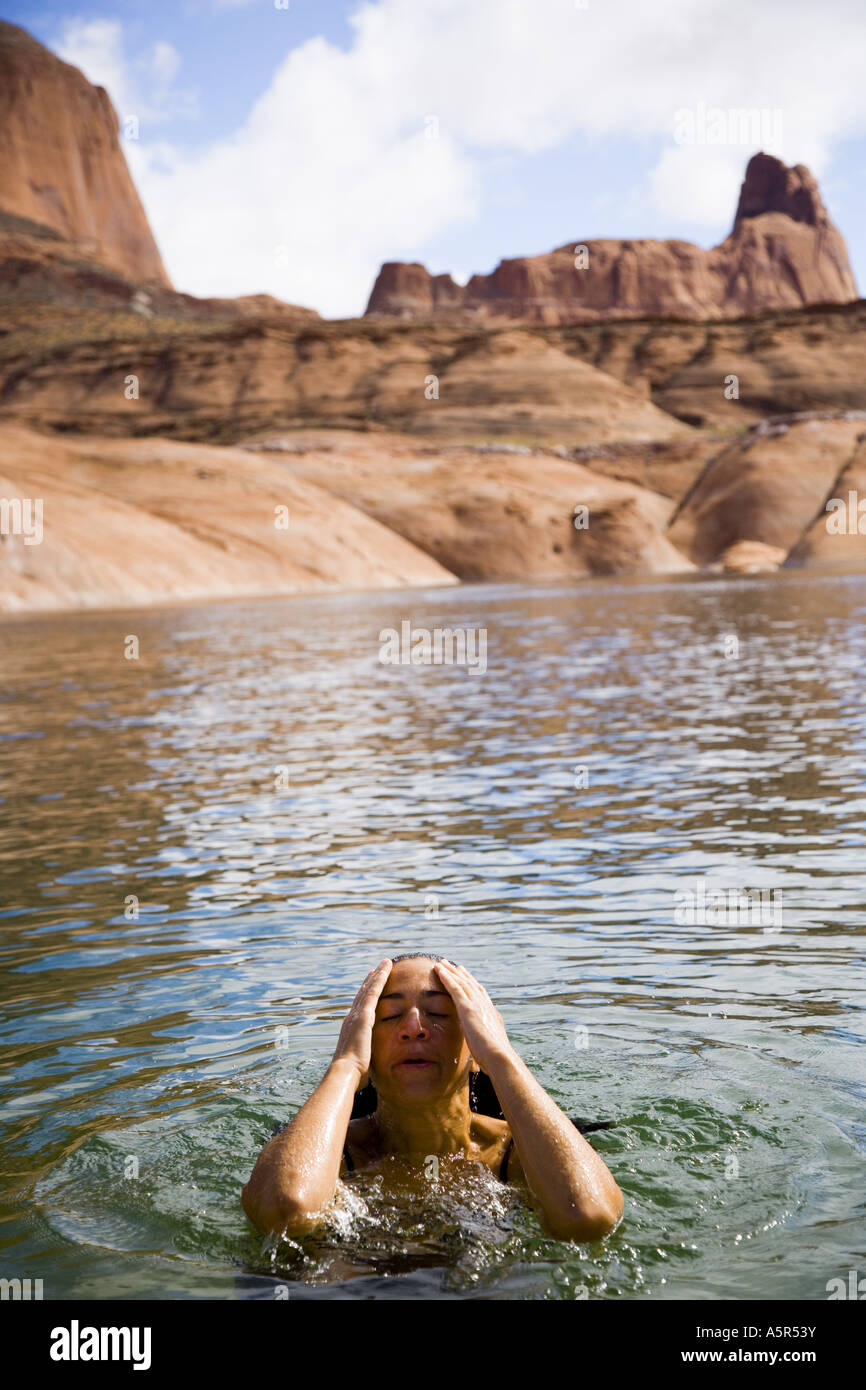 Nuotatore femmina in acqua con gli occhi chiusi Foto Stock