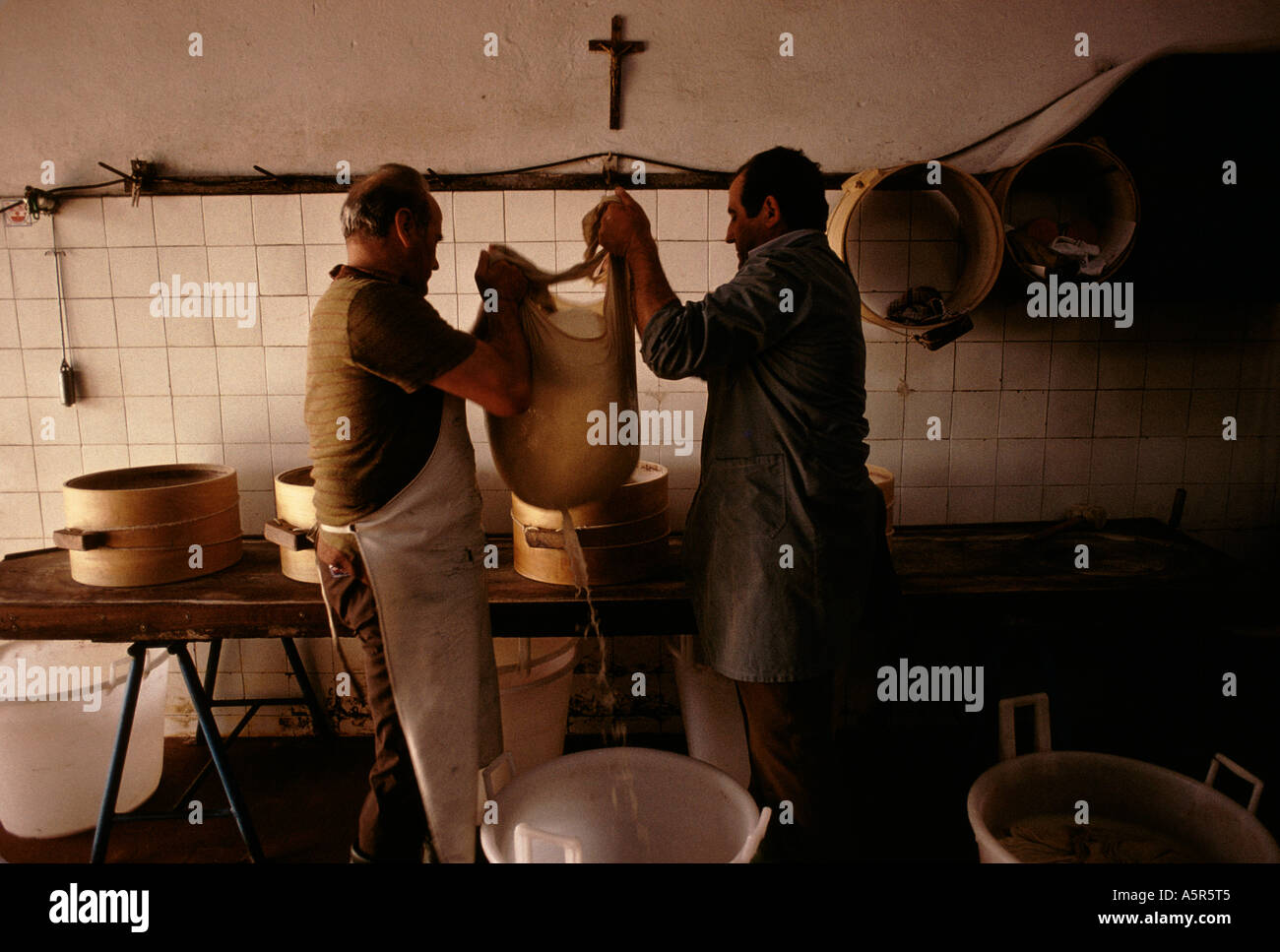 Il cibo italiano a conduzione familiare IL PARMIGIANO REGGIANO lo stampo di produzione della cagliata di formaggio in cornici tonde PARMA Foto Stock