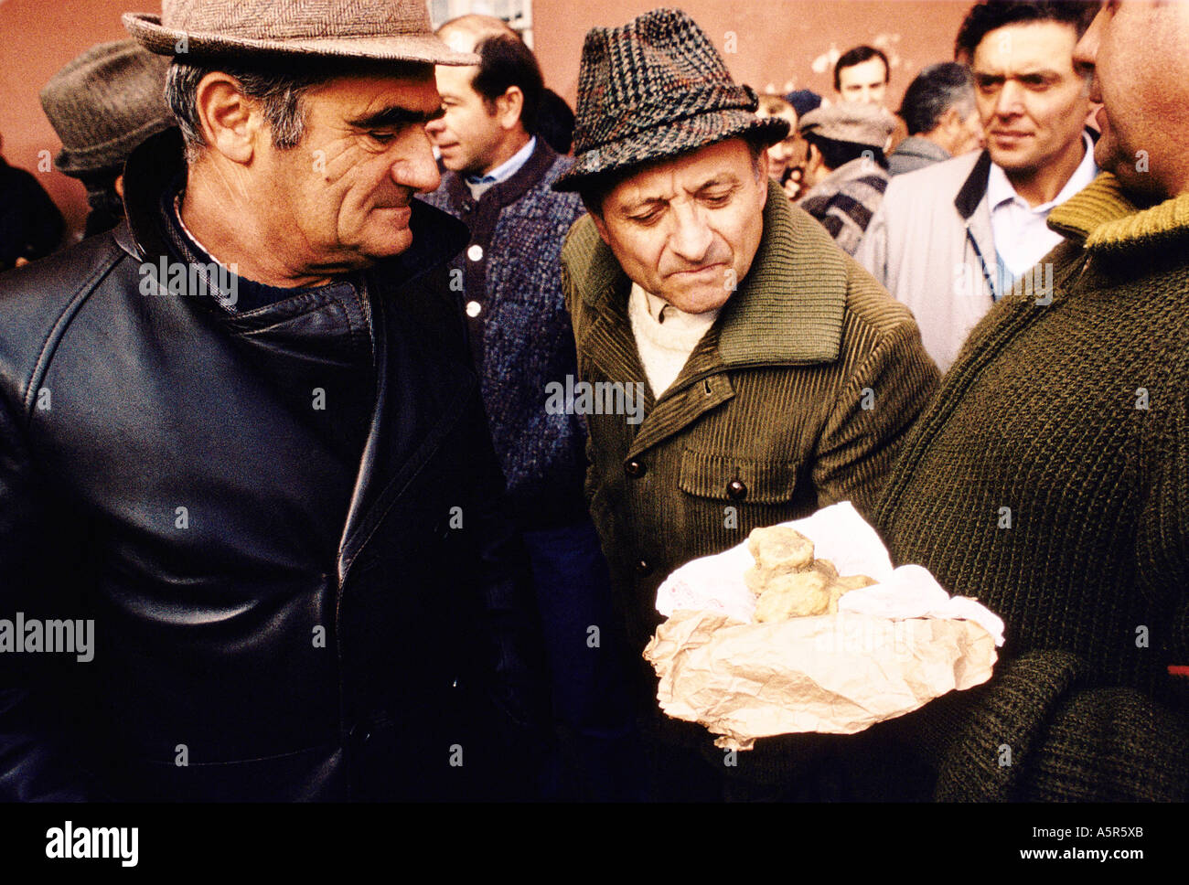 Gli uomini ACQUISTARE VENDITA al mercato del Tartufo di Alba PIEMONTE N ITALIA 1988 Foto Stock