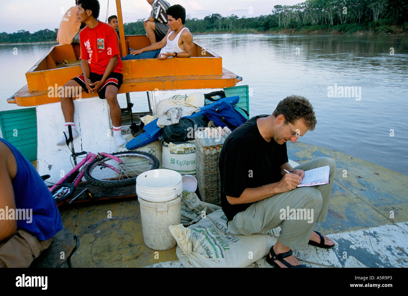 La scrittura ufficiale durante il viaggio in barca verso il basso fiume HUALLAGA ad Iquitos, Perù Dic 2000 Foto Stock