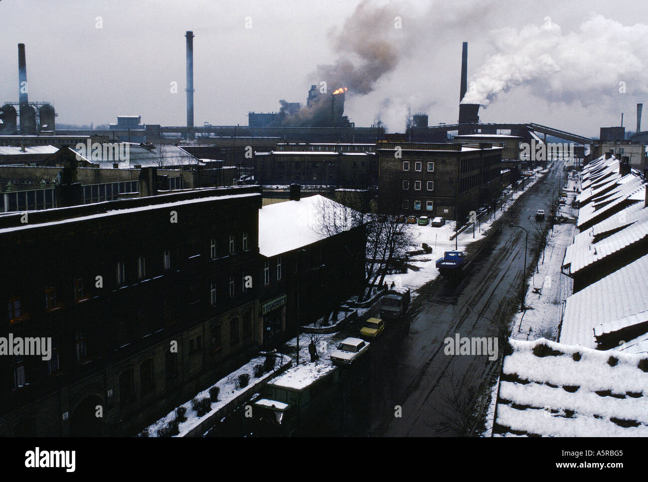 Huta Bobrek mulino di acciaio vive fianco a fianco con i residenti di Nowy Bytom Affitto cittadina vicino a Katowice, Polonia SW. Feb 1990. Foto Stock