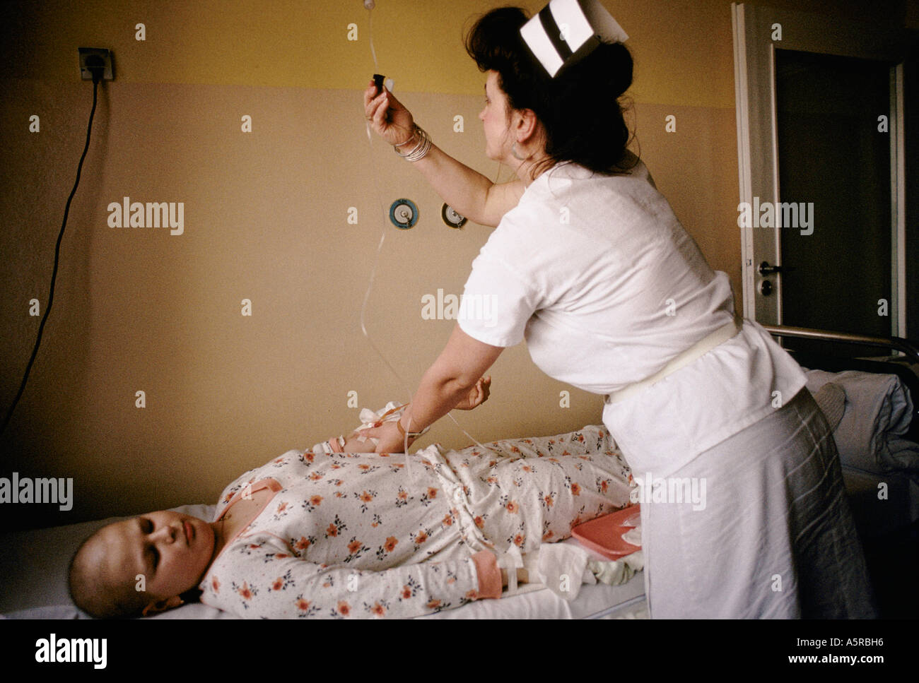 Gli effetti dell'inquinamento PEDEATRIC unità di leucemia ZABRZE OSPEDALE AGNIESZKA SZYRYN essendo trattata con un infermiere, Polonia. Foto Stock