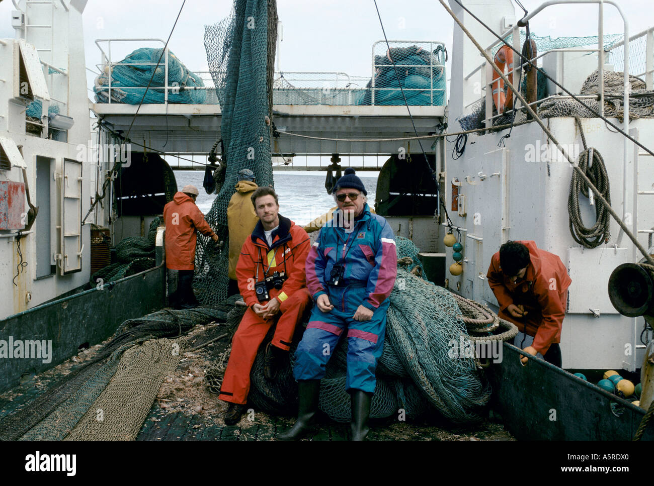 Il galiziano INDUSTRIA DELLA PESCA, scrittore Peter HANNES LEMANN E CHRISTOPHER PILLLIZ A BORDO DI UN PESCHERECCIO, MARE DEL NORD Foto Stock