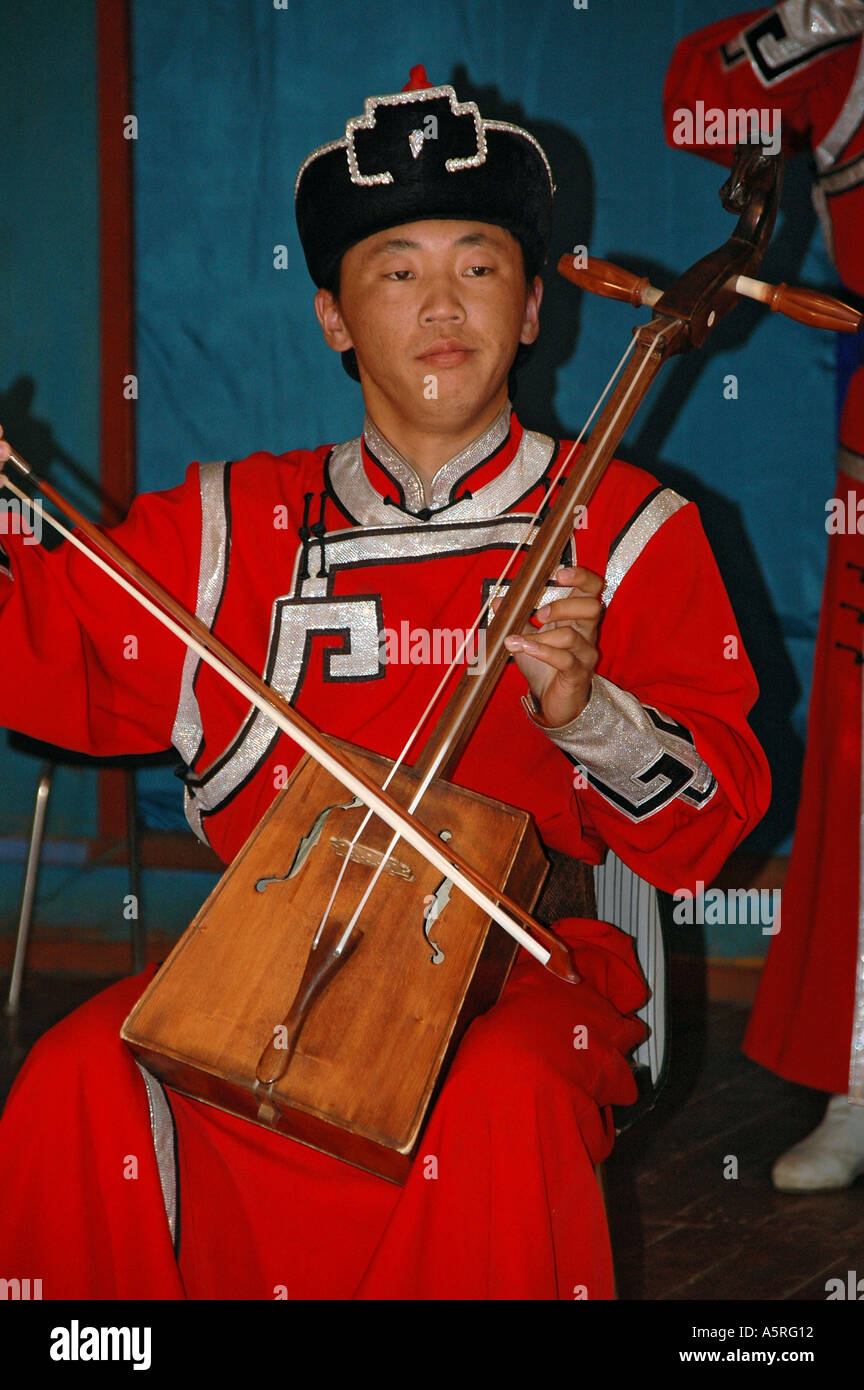 Musicista con testa di cavallo violino in abito tradizionale della Mongolia Foto Stock