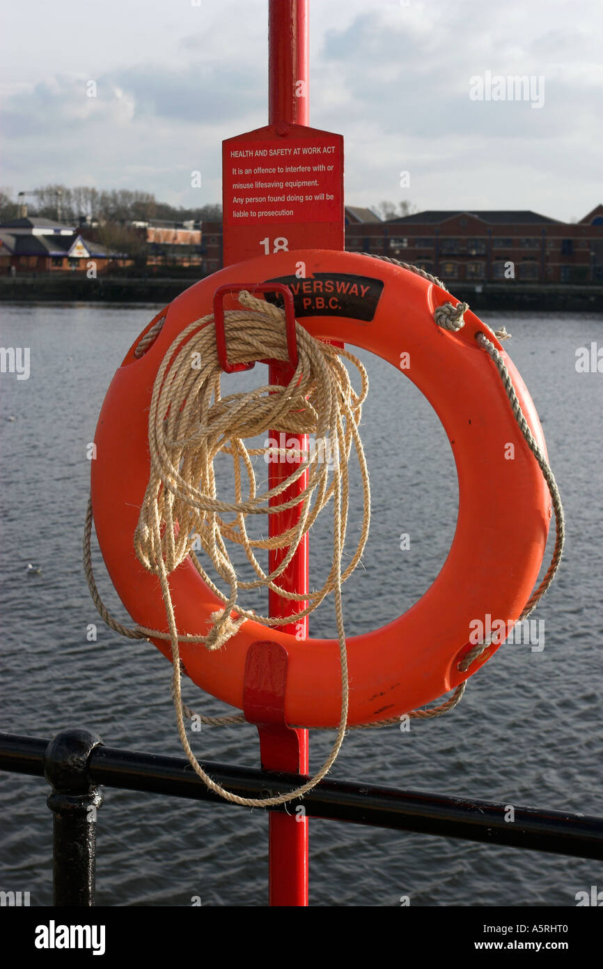 La vita della cinghia e le informazioni di sicurezza a Riversway Docklands in Preston Foto Stock