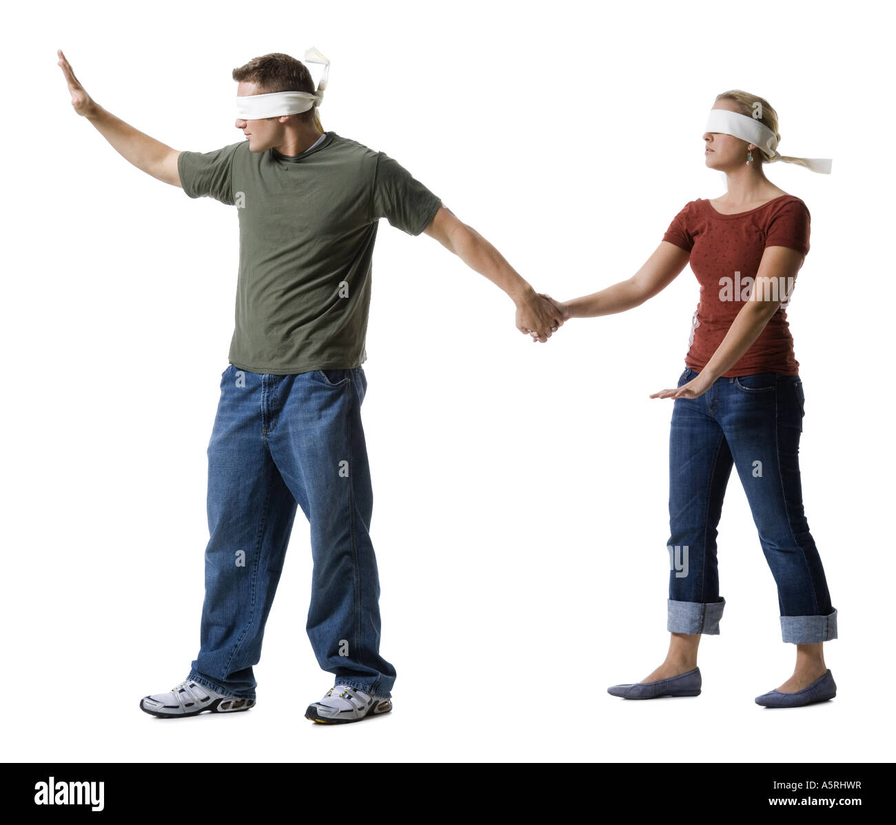 Gli occhi bendati giovane uomo che conduce a una a occhi bendati giovane donna Foto Stock