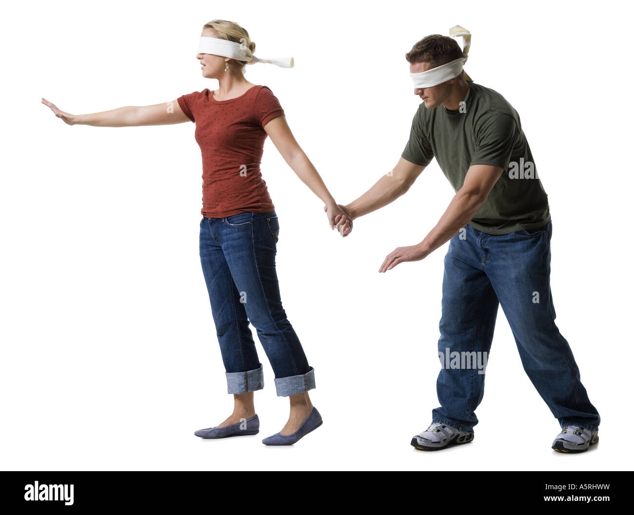 Gli occhi bendati giovane donna che conduce a occhi bendati giovane uomo Foto Stock