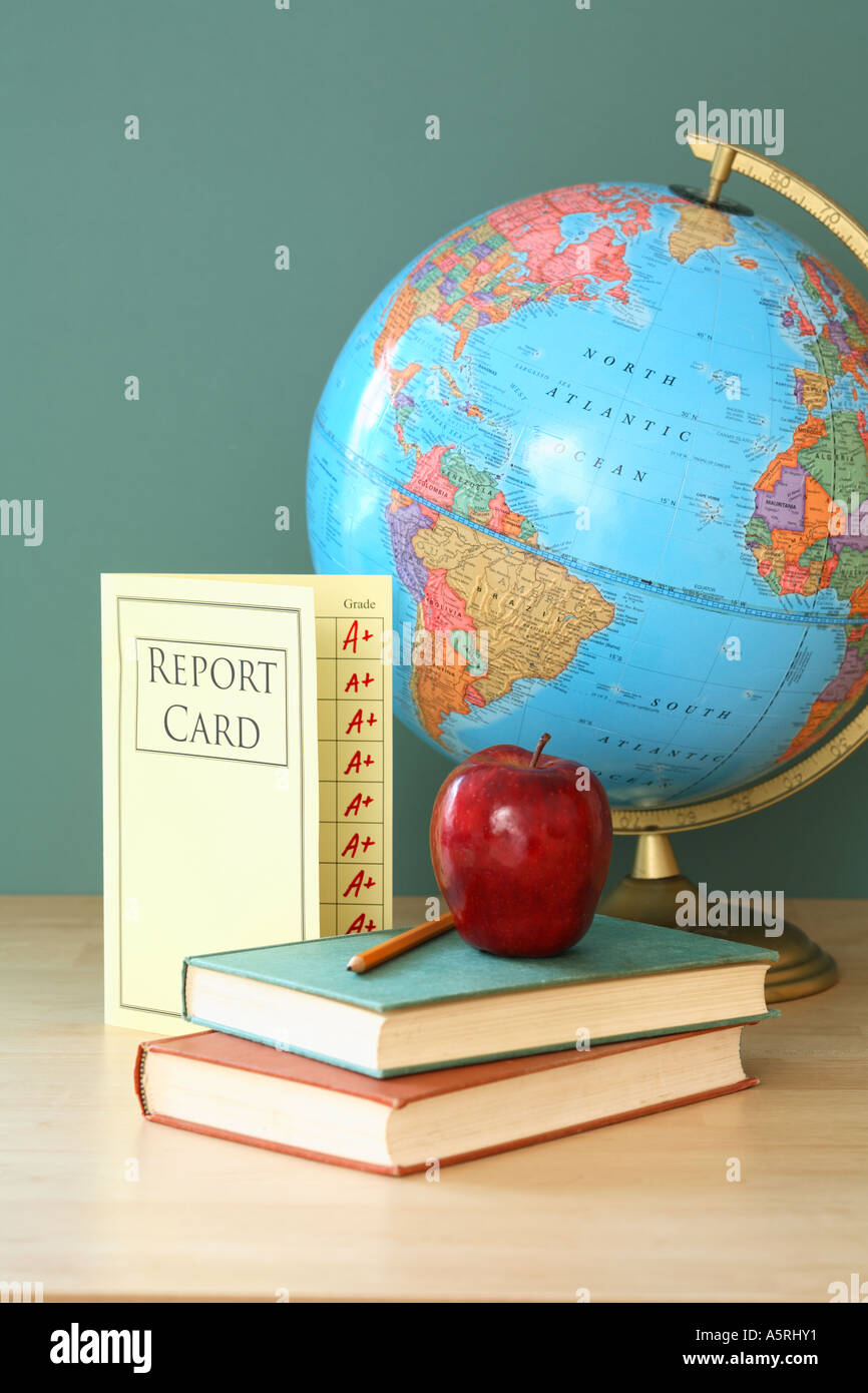 Scuola ancora vita; globo, report card, libri scolastici, rosso apple e matita con lavagna in background. Foto Stock