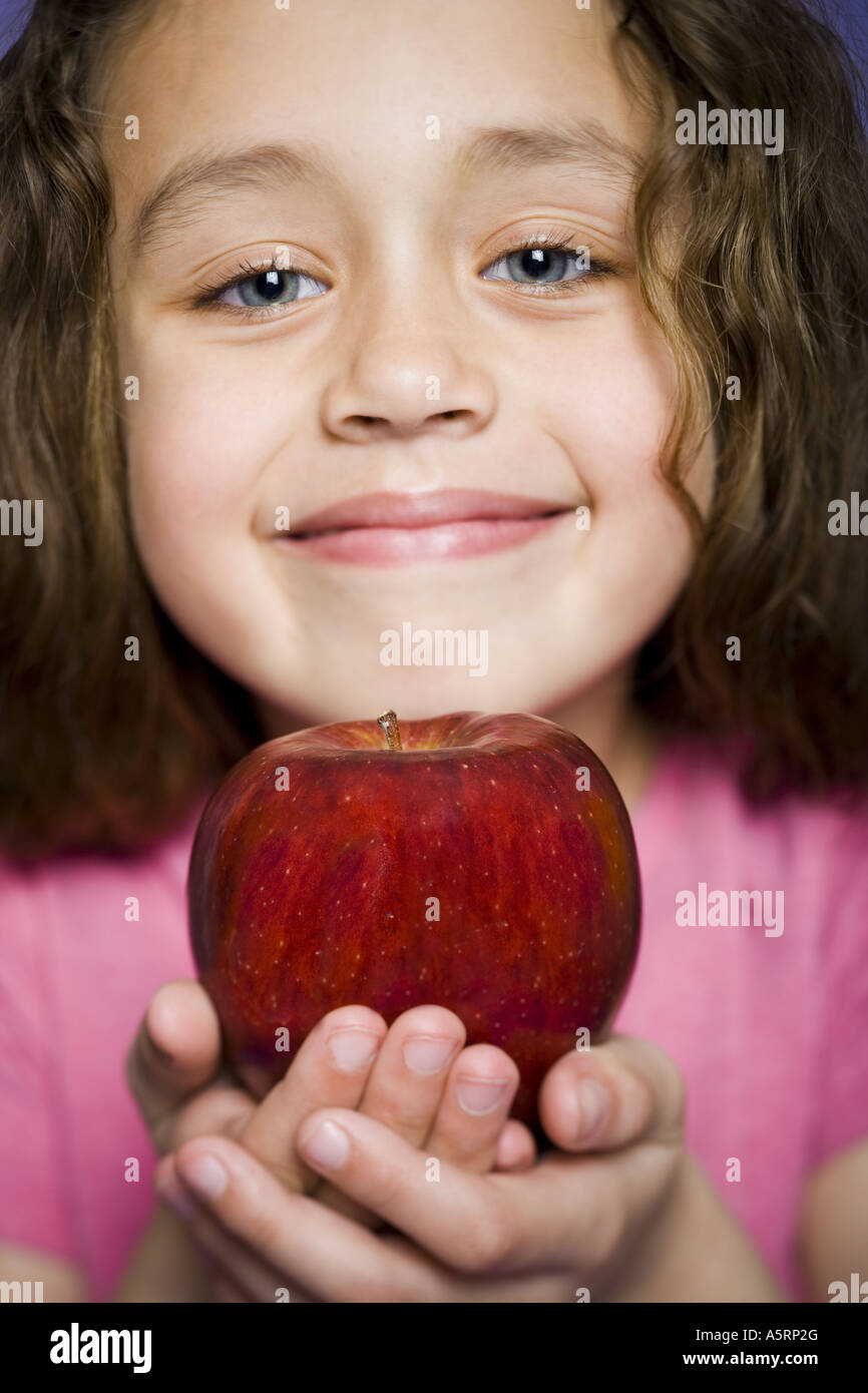 Giovane ragazza con una mela rossa Foto Stock