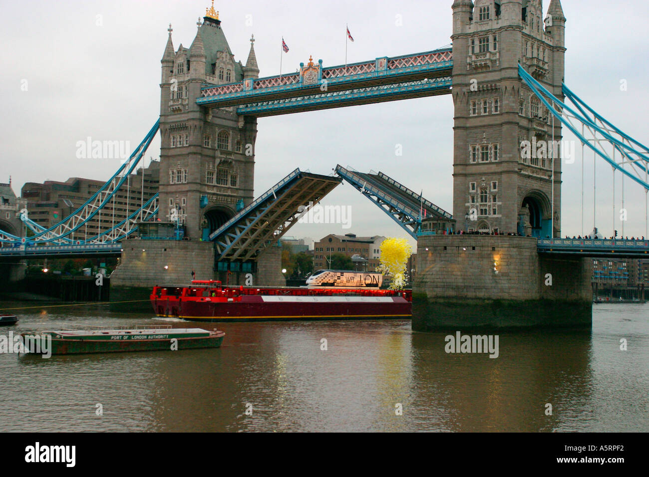 Ripresa a tutto campo dell'Eurostar power car sotto il Tower bridge LONDON REGNO UNITO Foto Stock