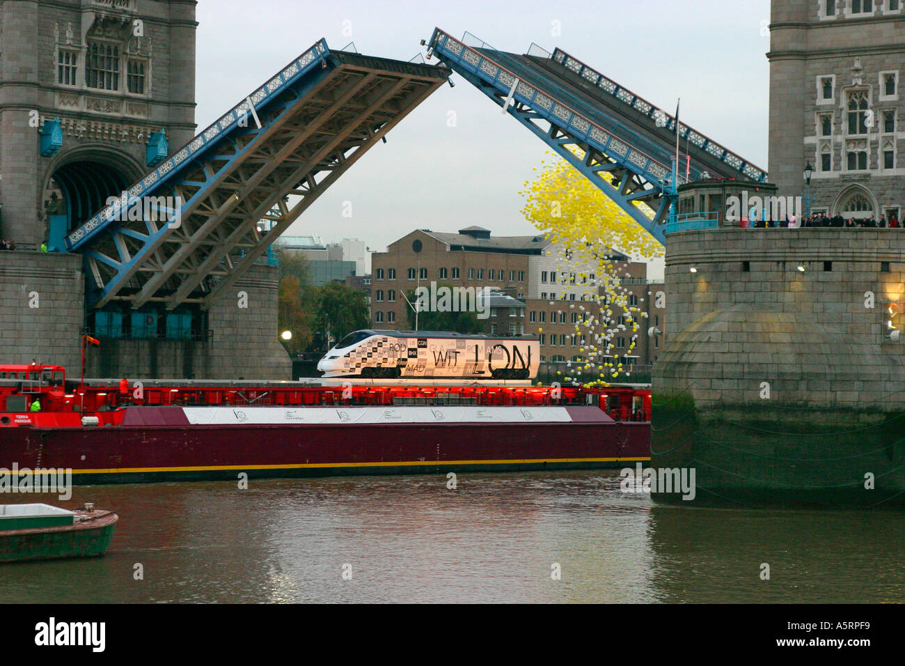 Eurostar power auto sotto il Tower bridge LONDON REGNO UNITO Foto Stock