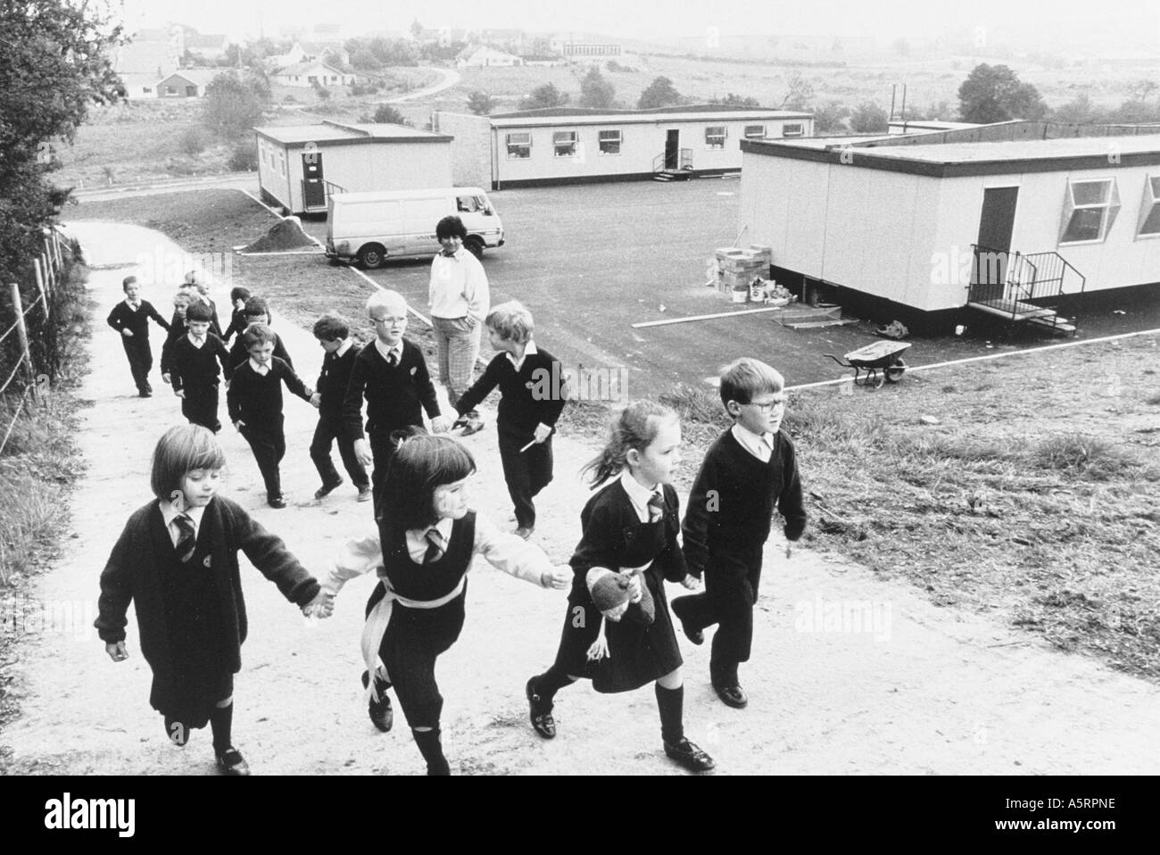 ENNISKILLEN integrato di bambini della scuola primaria in una passeggiata nella natura Foto Stock