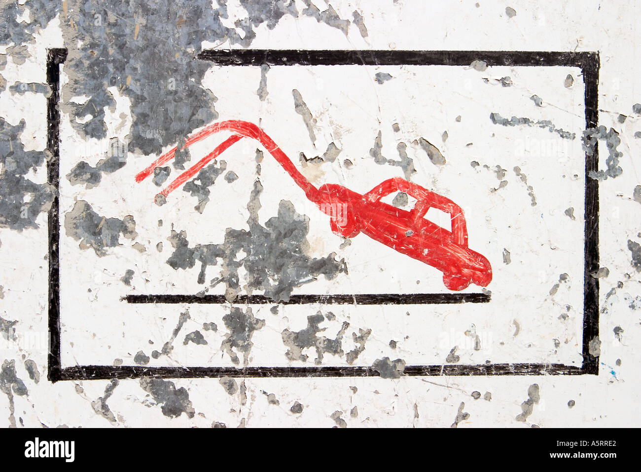 Segno di traffico illegale di automobili parcheggiate verranno rimorchiati Foto Stock