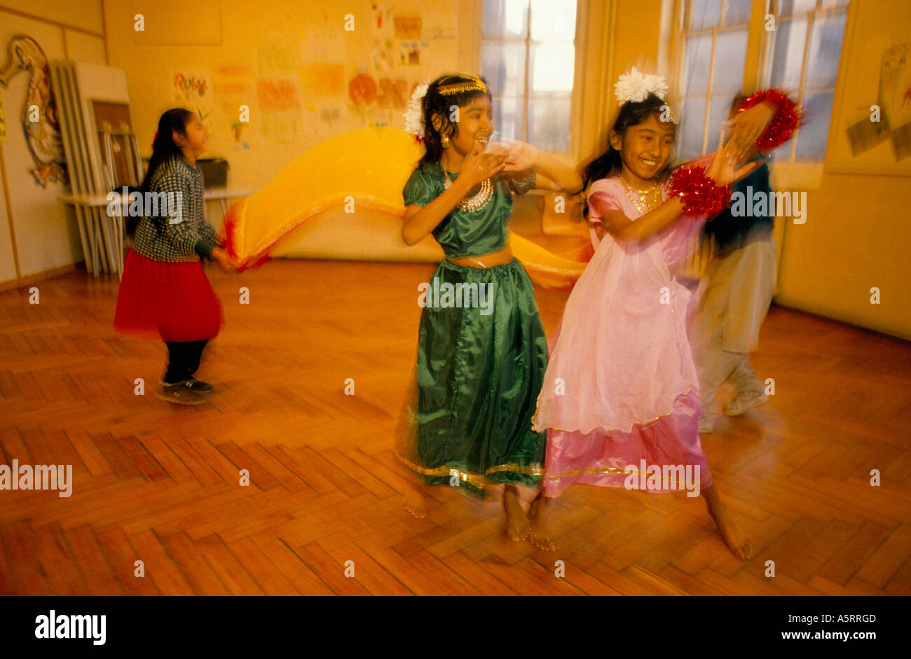 Le ragazze in bengali ripassando i balli tradizionali, Londra Foto Stock