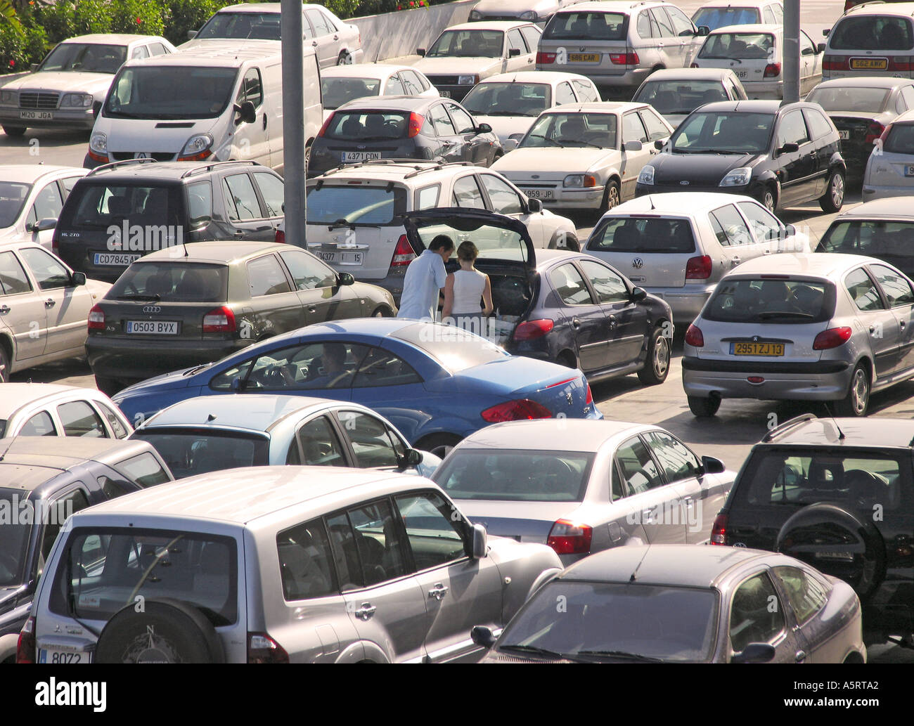 Auto parcheggiate in centro commerciale parcheggio Foto Stock