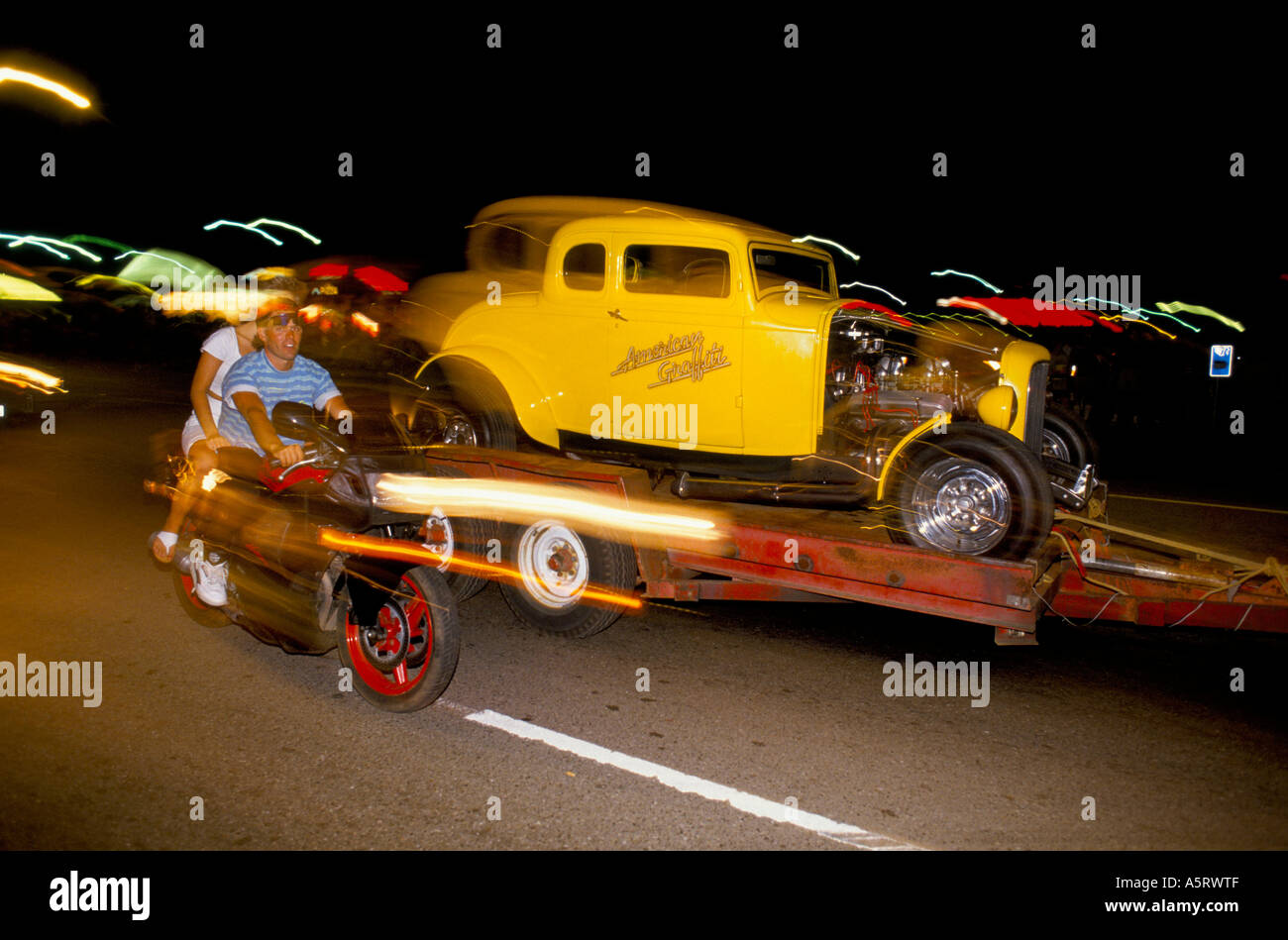 Crociera IN CALIFORNIA FANTASY è diventato così prezioso che LUCAS AMERICAN GRAFFITTI FEATURED DEUCE COUPE CROCIERE VERSO IL BASSO MCHENRY AV Foto Stock