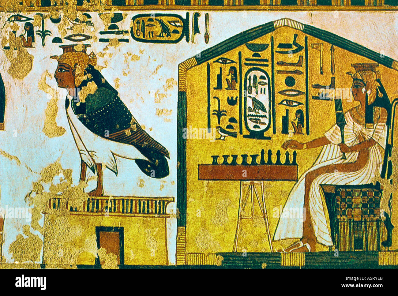 Luxor Egitto Valle delle Regine Tomba di Nefertari (QV66) Nefertari che interpreta Senet e Ba Spirit Foto Stock
