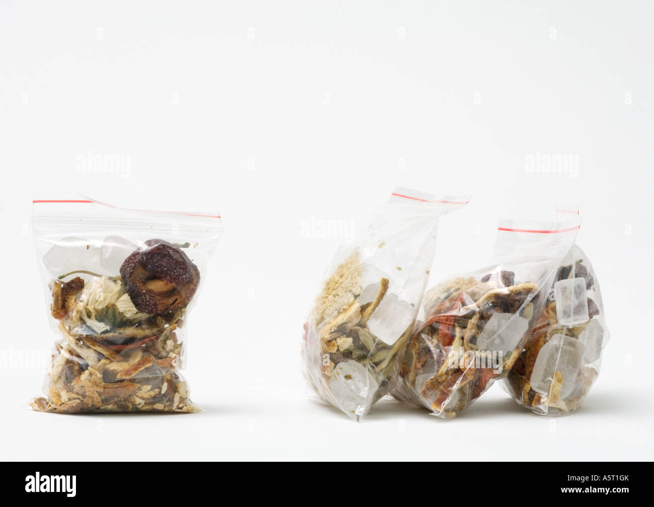 Trasparente di sacchetti di plastica contenenti cinese del tè alle erbe mix Foto Stock