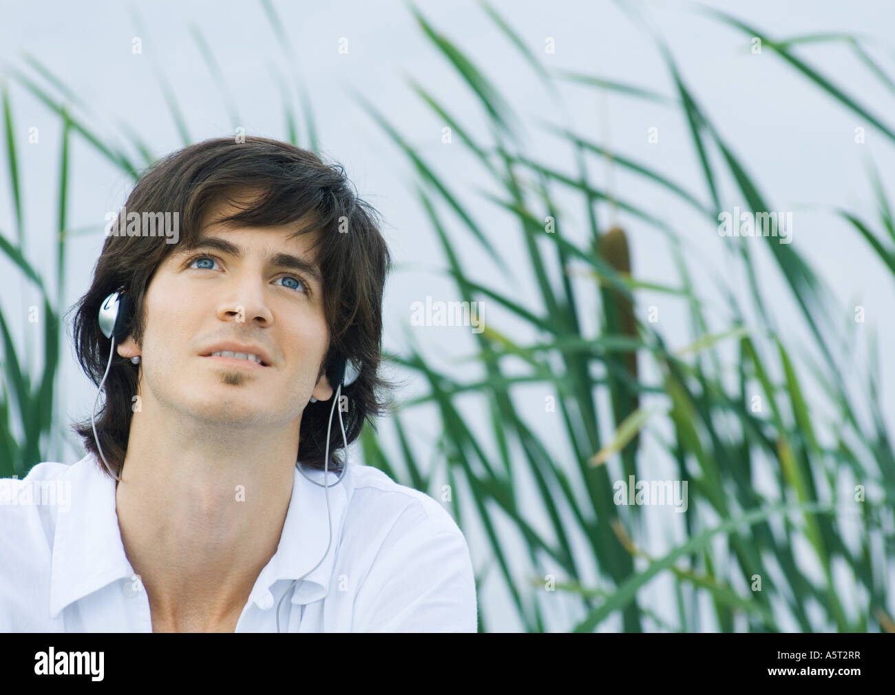 Uomo che ascolta le cuffie Foto Stock